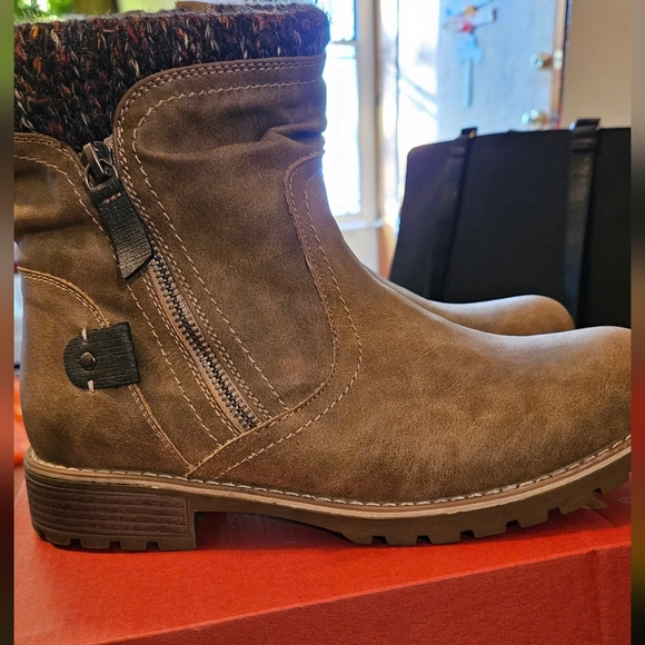 Patrizia Halvor Bootie Women's size 10, worn once, like new, excellent condition - Picture 2 of 9